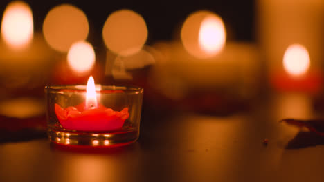 Nahaufnahme-Romantisch-Angezündeter-Roter-Und-Weißer-Kerzen,-Die-Auf-Schwarzem-Hintergrund-Mit-Bokeh-Beleuchtung-Brennen-3